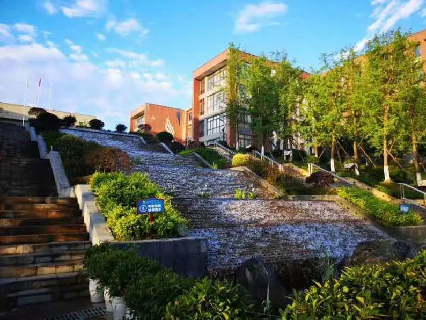 巴中棠湖外語實驗學(xué)校