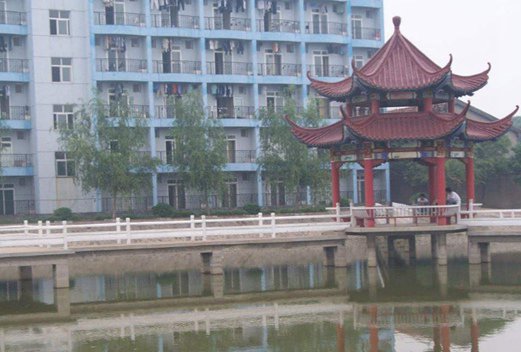 湖北潛江衛(wèi)生學校