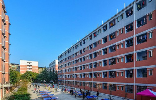 麗江市衛(wèi)生學(xué)校