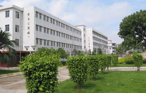 麗江市少年業(yè)余體育學(xué)校