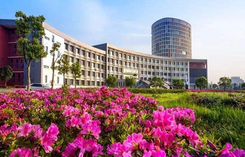 麗江市少年業(yè)余體育學(xué)校