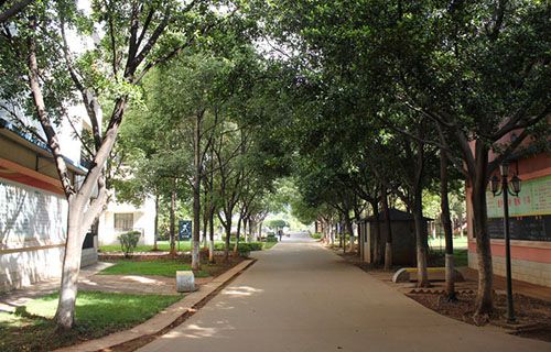 玉溪工業(yè)財(cái)貿(mào)學(xué)校