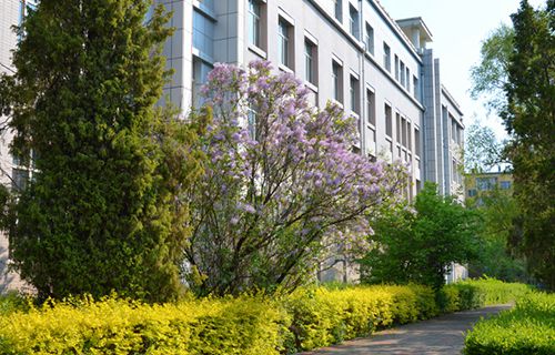 平?jīng)黾紟煂W(xué)院