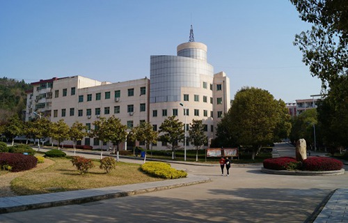 平?jīng)黾紟煂W(xué)院